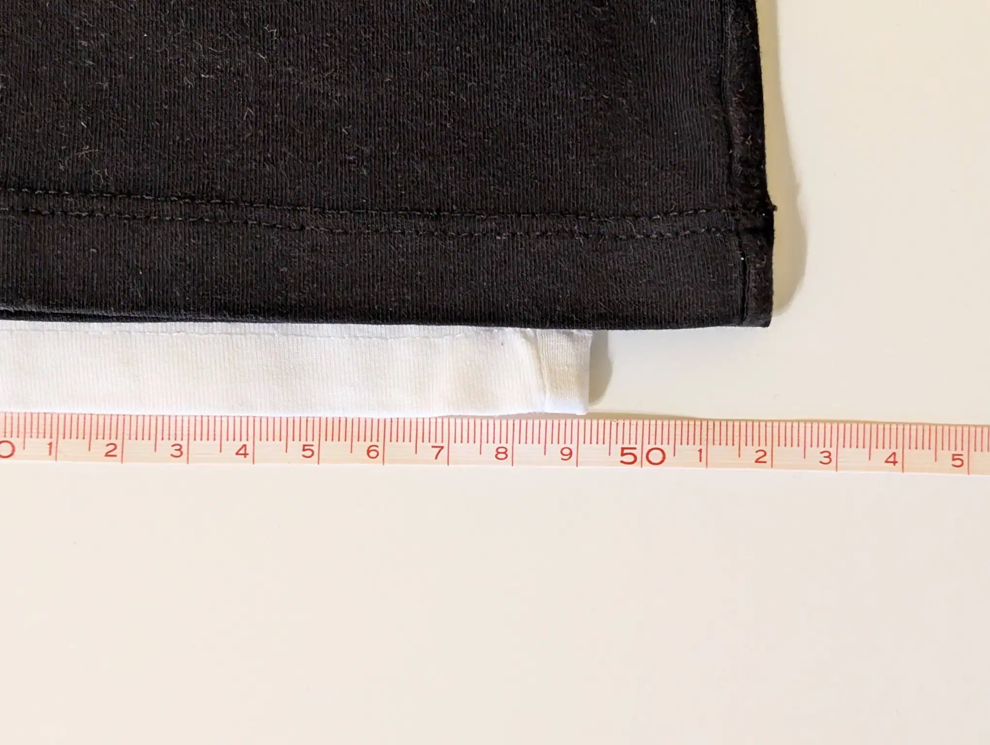Huel T-Shirt (black) vs SF121 (white) width comparison (in cm), after washing Huel T-Shirt (black) vs SF121 (white) width comparison (in cm), after washing